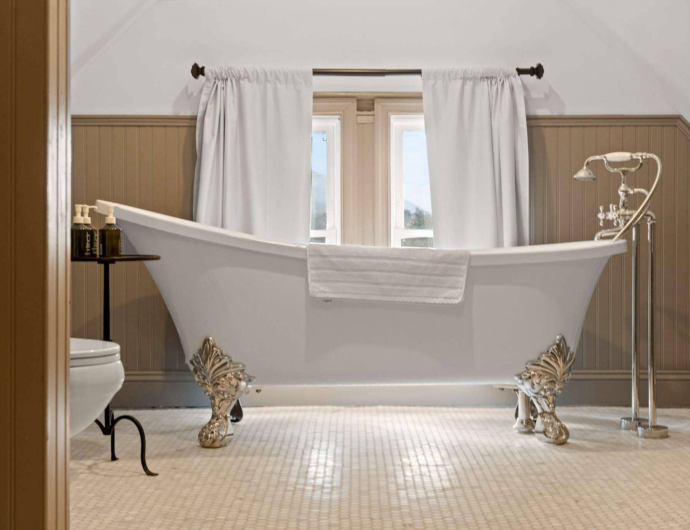 Spruce loft soaking tub