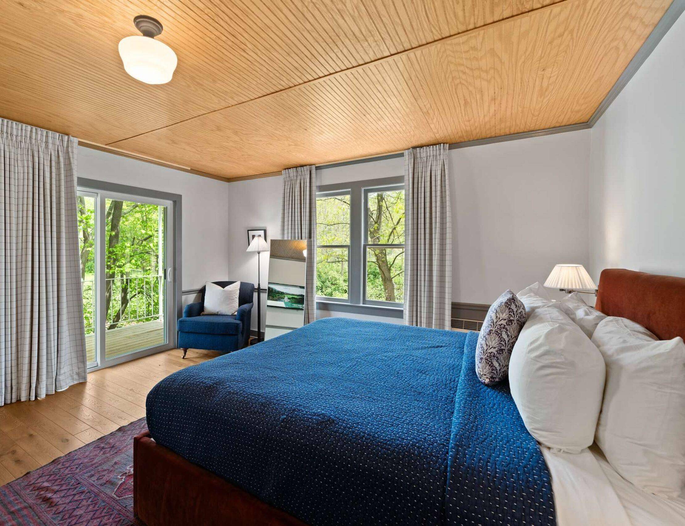 Streamside view room